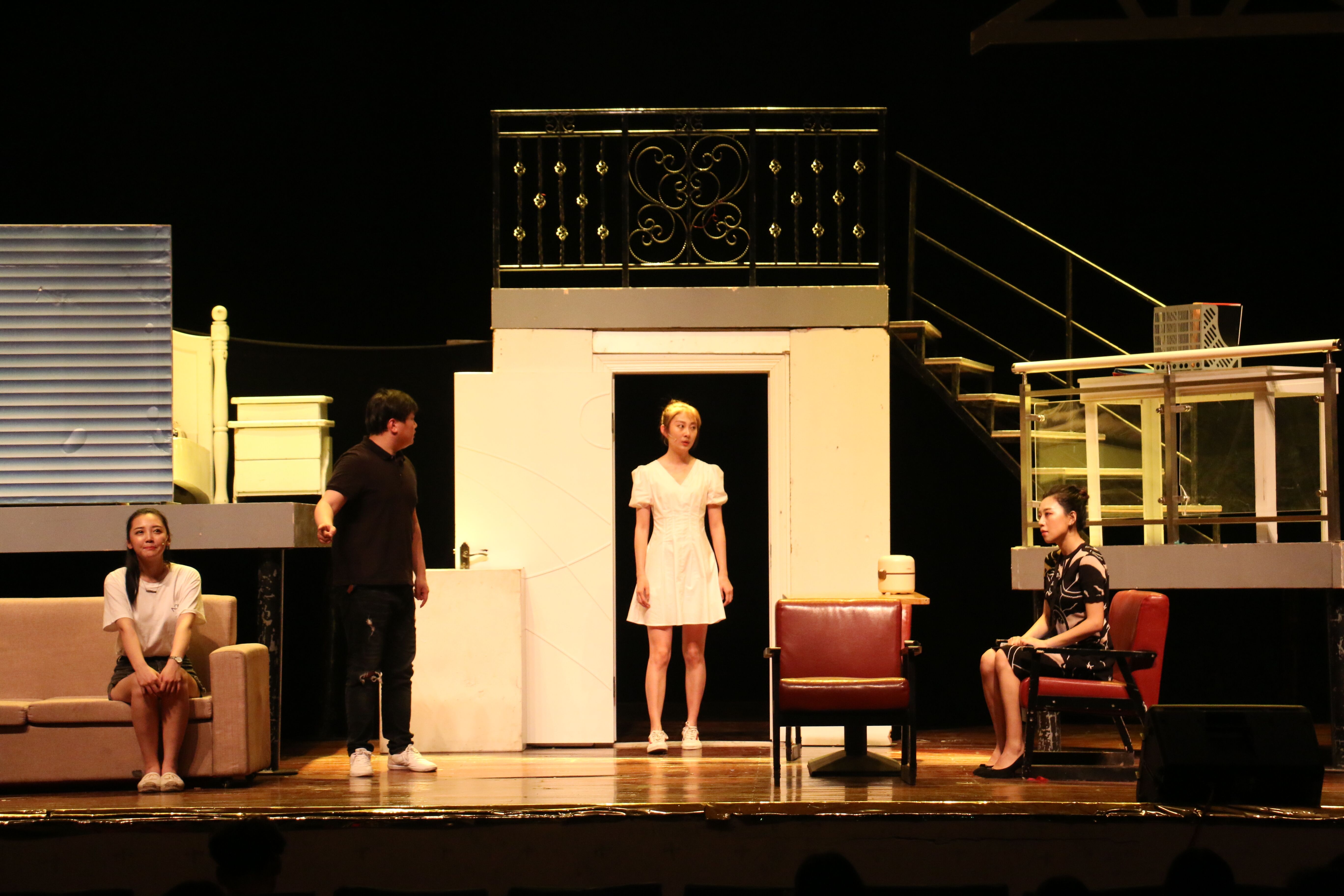 高雅艺术进校园:杭州话剧艺术中心话剧《惊喜制造》走进我校